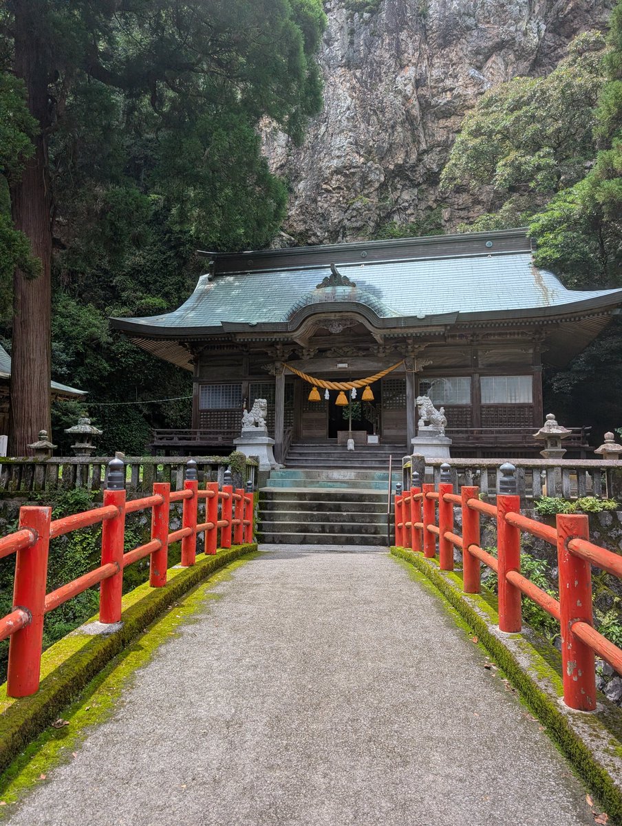 BumpKONG's tweet photo. 地元帰省中に見つけた『暁嵐の滝』
あの世に来たかと思うくらい綺麗 https://t.co/RwQpQZMD7F