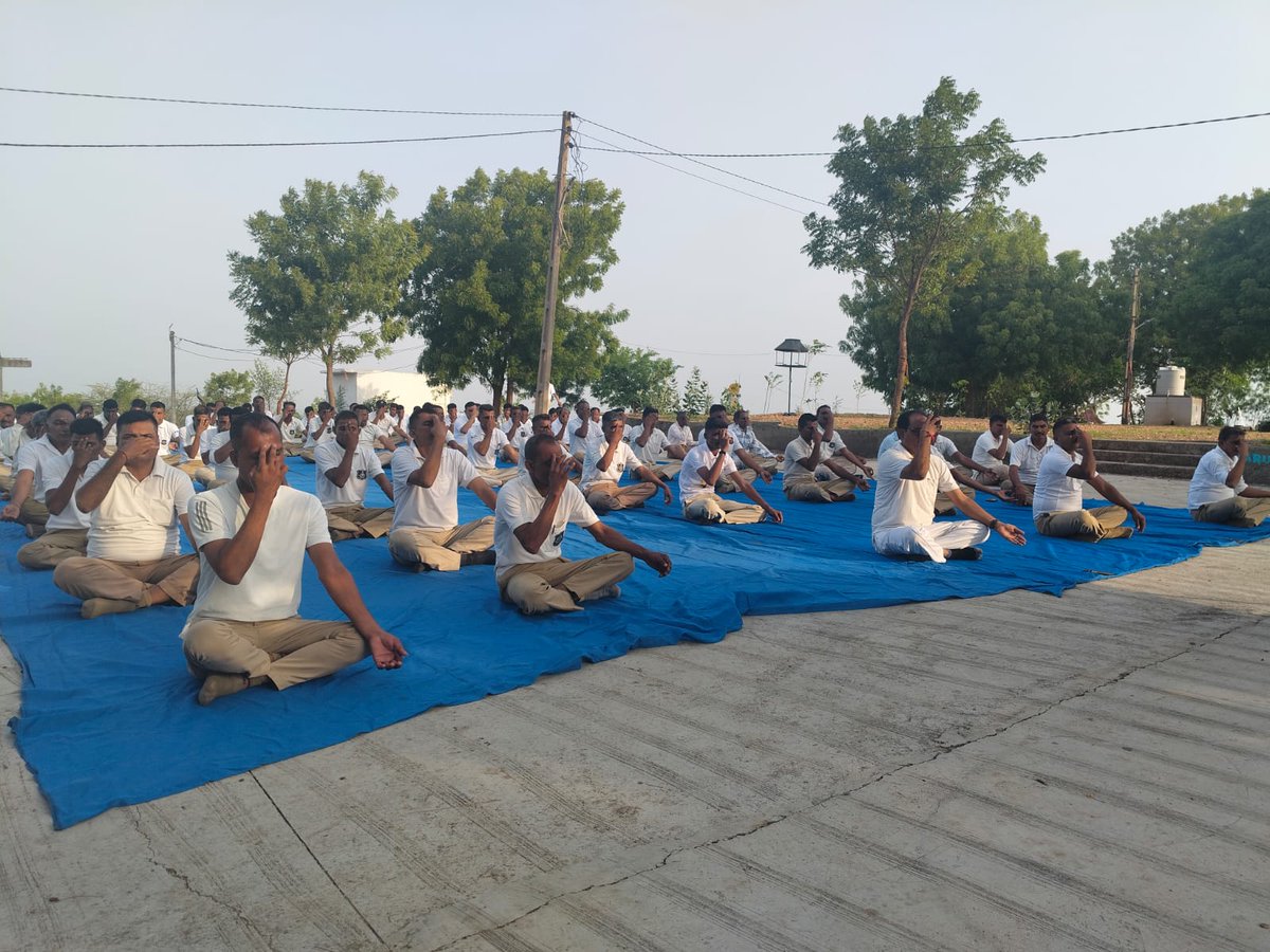 GuardsHome7741's tweet photo. આજરોજ આંતરરાષ્ટ્રીય યોગ દિવસ નિમિત્તે મહીસાગર જીલ્લા ના લુણાવાડા ખાતે જિલ્લાના તમામ હોગાએ યોગ નો કાર્યક્રમ ભાળ લીધલ અને આર્ટ ઓફ લિવિંગ ના સીમા મેડમ યોગ શરીર તંદુરસ્તી પૂરતી અને જીવનમાં ય���ગનું મહત્વ સમજાવેલ હતું જિ.ક.શ્રી જતીન જોશી પણ પોતાની ફરજ અને યોગની સંપૂર્ણ માહિતી આપી. https://t.co/0ps4IUO6Jf