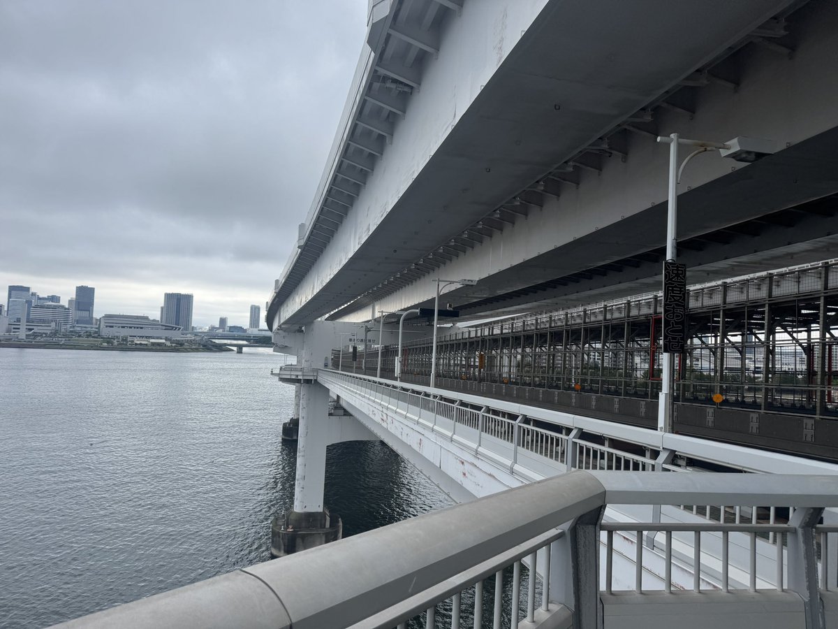 dousuke's tweet photo. 推し活のため東京へ
昨日は雨だったので今朝、品川からレインボーブリッジラン決行🏃

あの景色
下の海までの距離
都心の街並み

なかなか出来ない体験でしたー https://t.co/yWo4ILyFUg