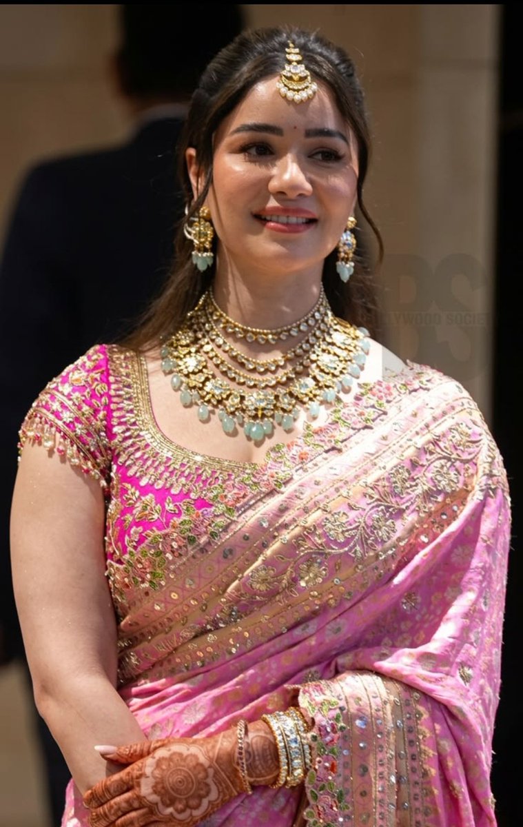 Mahiixz's tweet photo. Double standard of society :

Sara Tendulkar has not achieved anything in her life but she is not a loser but Arjun is trying hard to prove himself still he is a loser 😭😭 https://t.co/UmKcp1Gzig