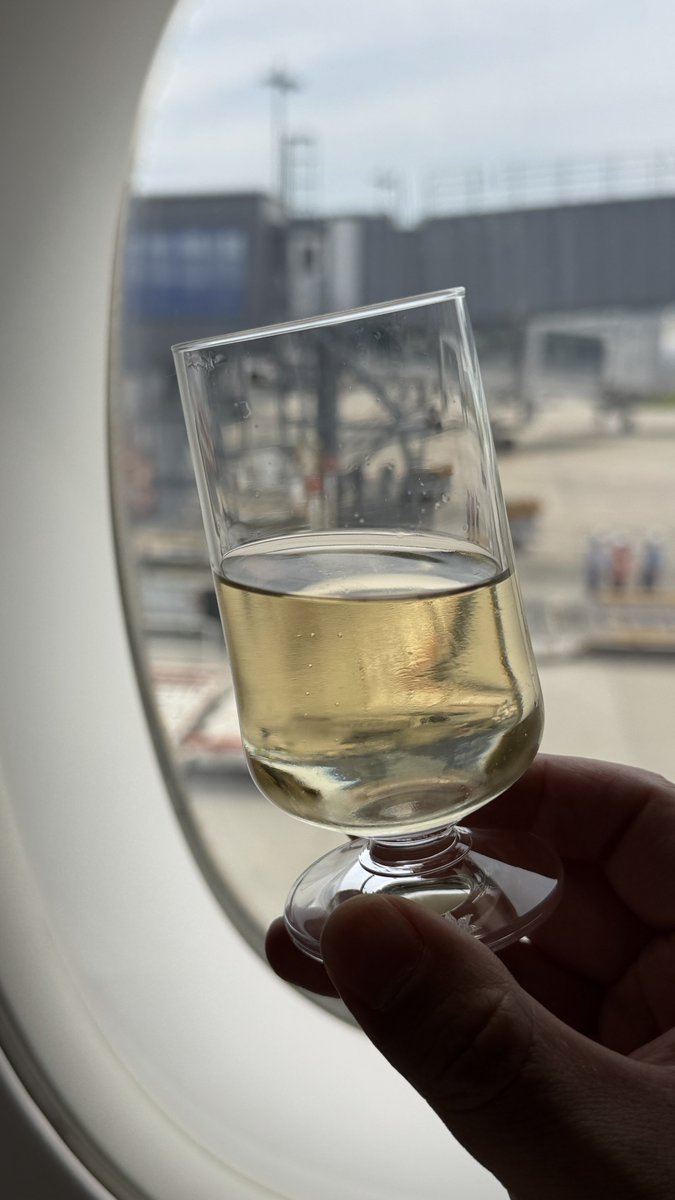 osk_starg's tweet photo. 6月は歳をとるので自分のための祝日を作って旅行に。
今年はベトナム航空でホーチミン経由のバリ。
ほぼ毎年バリに来てるけど、
シンガポールやANA、エバーみたいなスタアラ系以外を使うのもヒルトンに泊まるのも初。
なんならベトナムも初入国。

明日にはこっちを出なきゃいけないのか。早い。 https://t.co/XL7LO6NOTG