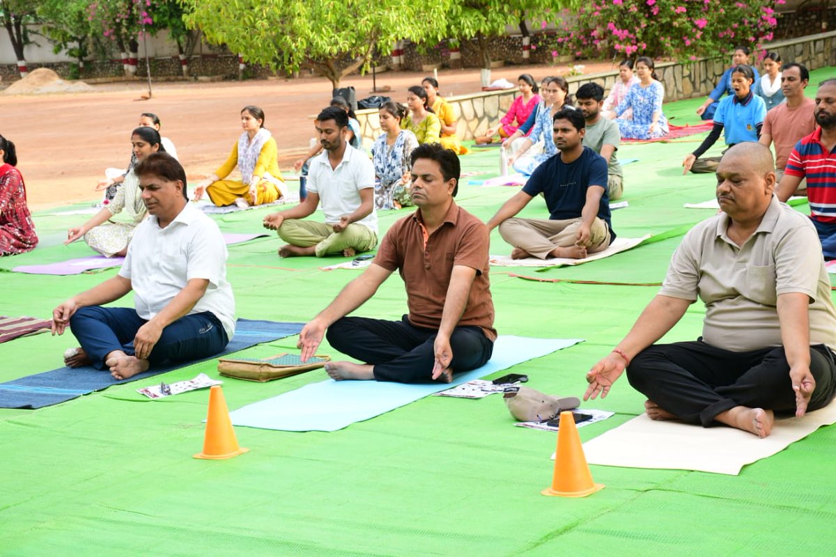 dbsciencecolleg's tweet photo. International Yoga Day@2026
Highlighted importance of Yoga in life of everyone by performing Yoga in Dhote Bandhu Science College Gondia.
Pricipal, all staff members and students take oath for Happy &amp; Healthy society through Yoga. https://t.co/dGijgl1Ax2