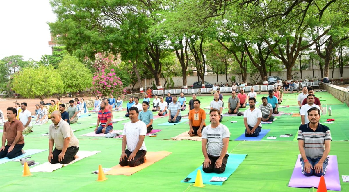 dbsciencecolleg's tweet photo. International Yoga Day@2026
Highlighted importance of Yoga in life of everyone by performing Yoga in Dhote Bandhu Science College Gondia.
Pricipal, all staff members and students take oath for Happy &amp; Healthy society through Yoga. https://t.co/dGijgl1Ax2