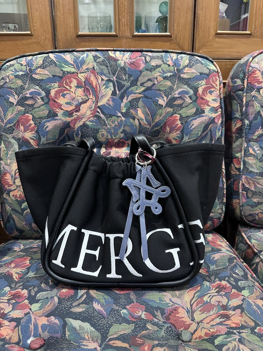 Lillyarn's tweet photo. ปล่อย merge a day bag medium ของใหม่ สีดำ ไม่เคยใช้เลยย มีถุงผ้า กล่อง ครบ มี card holder แถมให้ไปด้วยค้าบ ราคาเต็ม 2590 ปล่อยต่อ 2400 รวมส่งค้าบ #merge #กระเป๋าmerge #ส่งต่อกระเป๋า #mergeadaybag https://t.co/lOBWby4nGR
