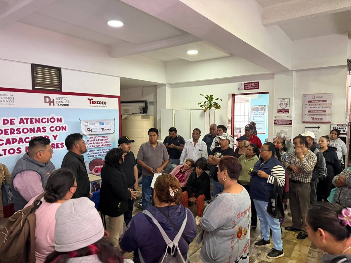 MovAntorchaTex's tweet photo. Entregamos constancias de propiedad a familias organizadas de la colonia Víctor Puebla. Un paso más hacia la certeza patrimonial y una muestra de que cuando el pueblo se organiza, conquista derechos. ¿Qué lograríamos si fuéramos millones? #AntorchaTexcoco #Vivienda https://t.co/3oPFxXpih7