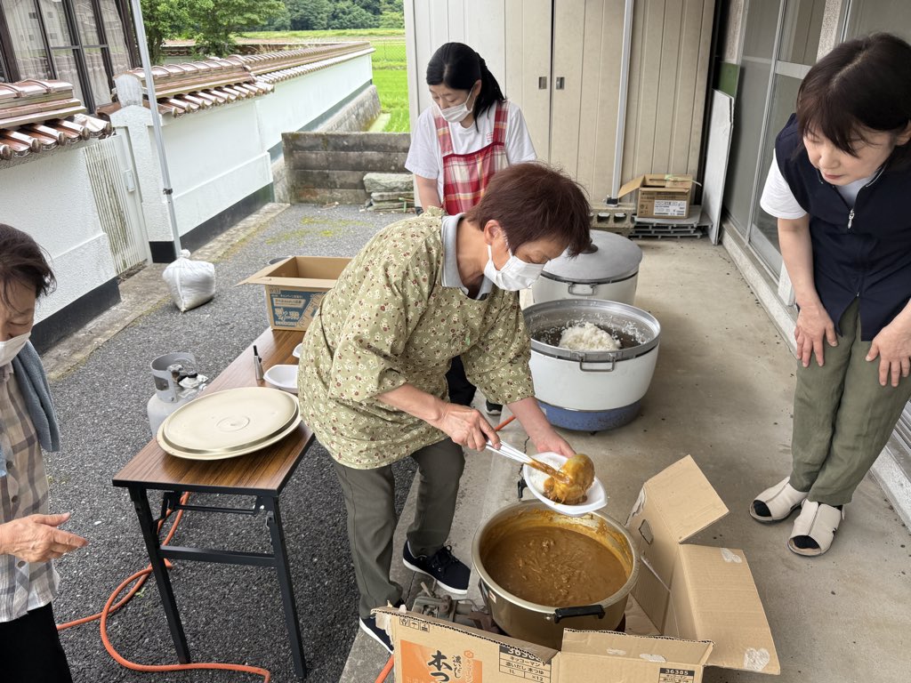 p3inspiron's tweet photo. 朝の水路掃除はゴホジが入ったのでサボったけど、カレーだけは会館に食べに行くぼんさん(・◎・)ﾉ🍛⚽️ https://t.co/w5sYtjP2NY