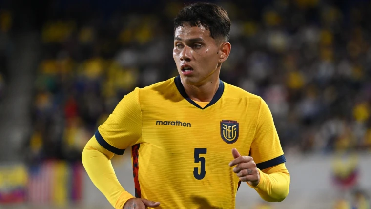 thiago_fan6's tweet photo. Necesito que alguien me explique lo siguiente:

¿POR QUÉ CHUCHA ESTE SUJETO FUE TITULAR EN UN PARTIDO DEL MUNDIAL?

¿CUAL FUE SU FUNCIÓN?

¿CUAL FUE SU APORTE HOY?

Insólito, ni siquiera puedo decir que sirvió como estorbo porque ni para eso sirve. https://t.co/0Zr8JBrFdY