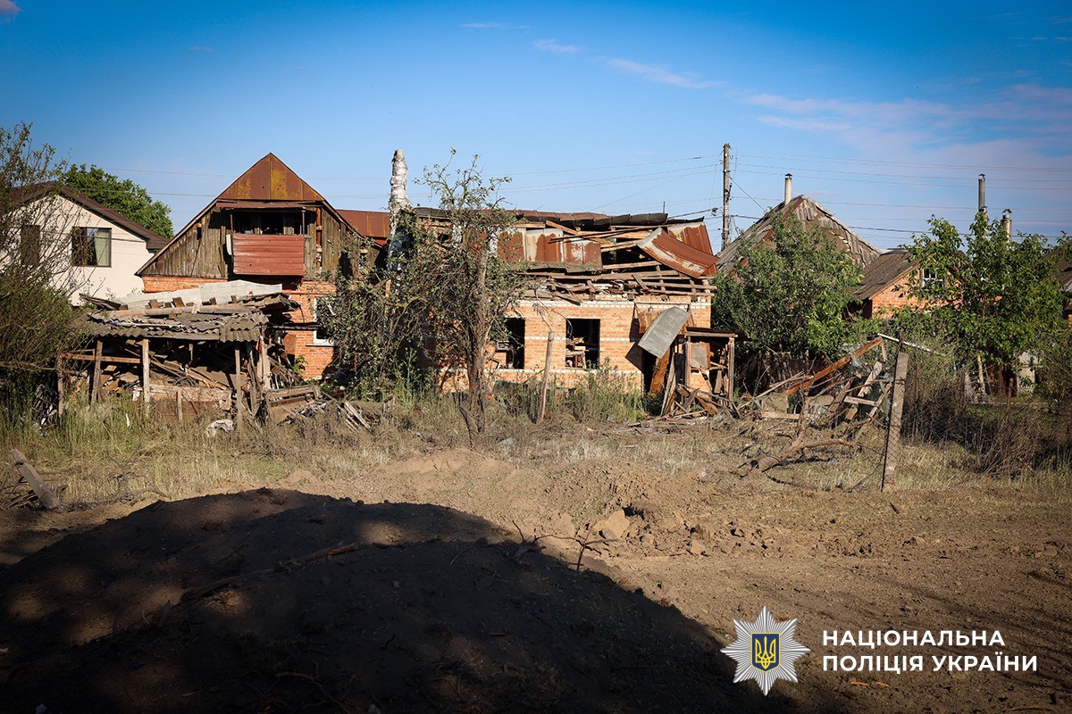 NPU_GOV_UA's tweet photo. ❗️ Одна людина загинула, ще тринадцять осіб поранено: поліцейські Сумщини документують наслідки ворожих обстрілів по території області

Деталі: https://t.co/1VveIfWVDJ

#stoprussia https://t.co/v5Vfaba0g8