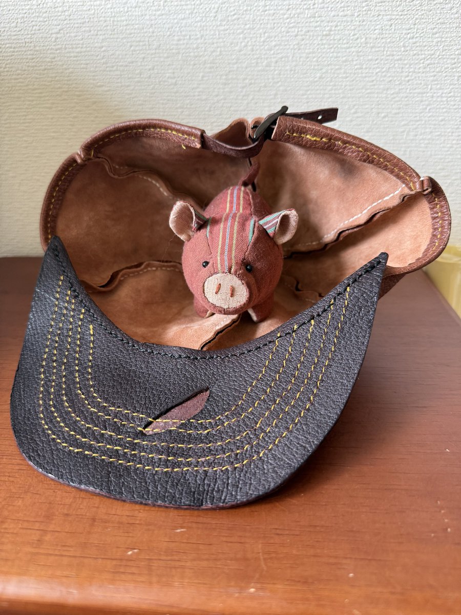 FSLW94's tweet photo. できたー
ジビエなキャップ🦌🐗
バリードさんのところでデザフェスの時に買った鹿革と5000円お試しキットで届いた猪の革を内側はスウェードっぽい感じで良き https://t.co/vmtCfKm1aK