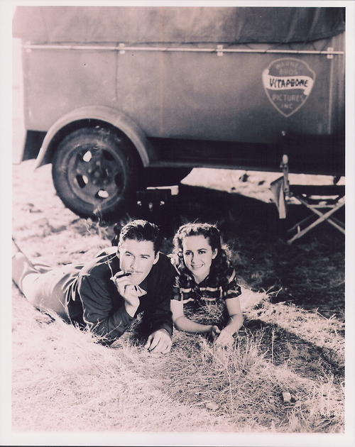 ClassicMovieHub's tweet photo. Errol Flynn and Olivia de Havilland relaxing on the set of Dodge City, 1938... https://t.co/bD3YOtIBuS