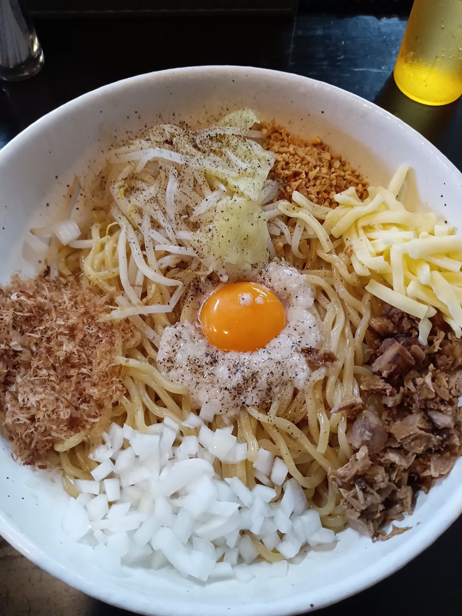 124RREGAL's tweet photo. まるぶしとんや　高崎
·豚まぜそば　中盛
·追い飯　ネギマヨご飯（撮り忘れ）

食べたかったやつ！
うまくないわけがなかった。
全てをマゼマゼして、意外とすんなりお腹の中へ。
余韻が残る〜
ごちそうさまでした〜
＃チェシャ猫ラーメン会 https://t.co/HoLTsjHABN
