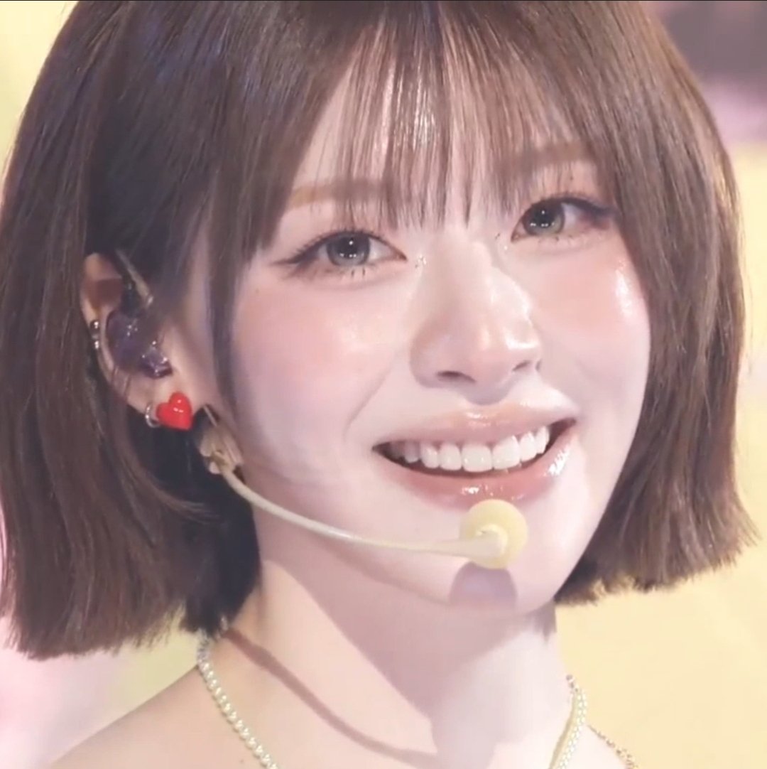 SEEUNSLOOK's tweet photo. seeun as ending fairy on inkigayo https://t.co/jSEjL5drB1