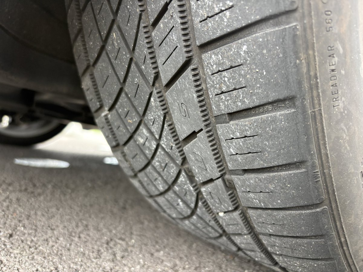 otetutetu's tweet photo. 丸4年を過ぎたモデル3
タイヤが値上げになる前に買おうかと現状確認したらまだ交換は必要ない
納車8ヶ月で2万キロの時に、コンチネンタルDWS 06+へ履き替えて8万キロでもまだSが消えてない
前車のアウディA4にも同じタイヤ履かせて2年で4万キロ強ほど使ってほぼ山がなくなってた
タイヤ減らないね https://t.co/Vfcwb6CmT1