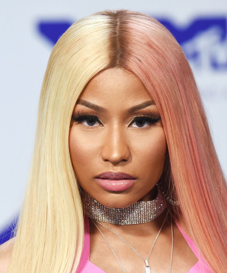 jurnalhabertr's tweet photo. Nicki Minaj, müzik endüstrisindeki cinsiyetçi baskı hakkında konuştu.

• Grubun ve sektörün tepesindeki o adamlar bana sürekli nasıl davranmam gerektiğini, ne giymem gerektiğini söylüyordu. 

• Sahnede o renkli perukları takıp çılgınlar gibi şarkı söylerken içimde devasa bir öfke birikiyordu. 

• Bir gün stüdyoda hıçkırarak ağlamaya başladım ve 'Ben bir insanım, bir oyuncak bebek değilim.' diye bağırdım.