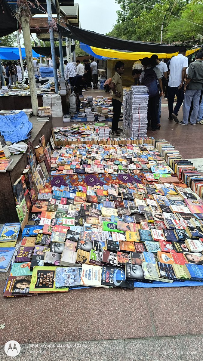 sone_do_mujhe's tweet photo. Staying in Delhi for eternity (since 2009). And this is 1st time, I'm at Sunday Book Bazar. 

Ahem ahem https://t.co/WwYLFNKdIN