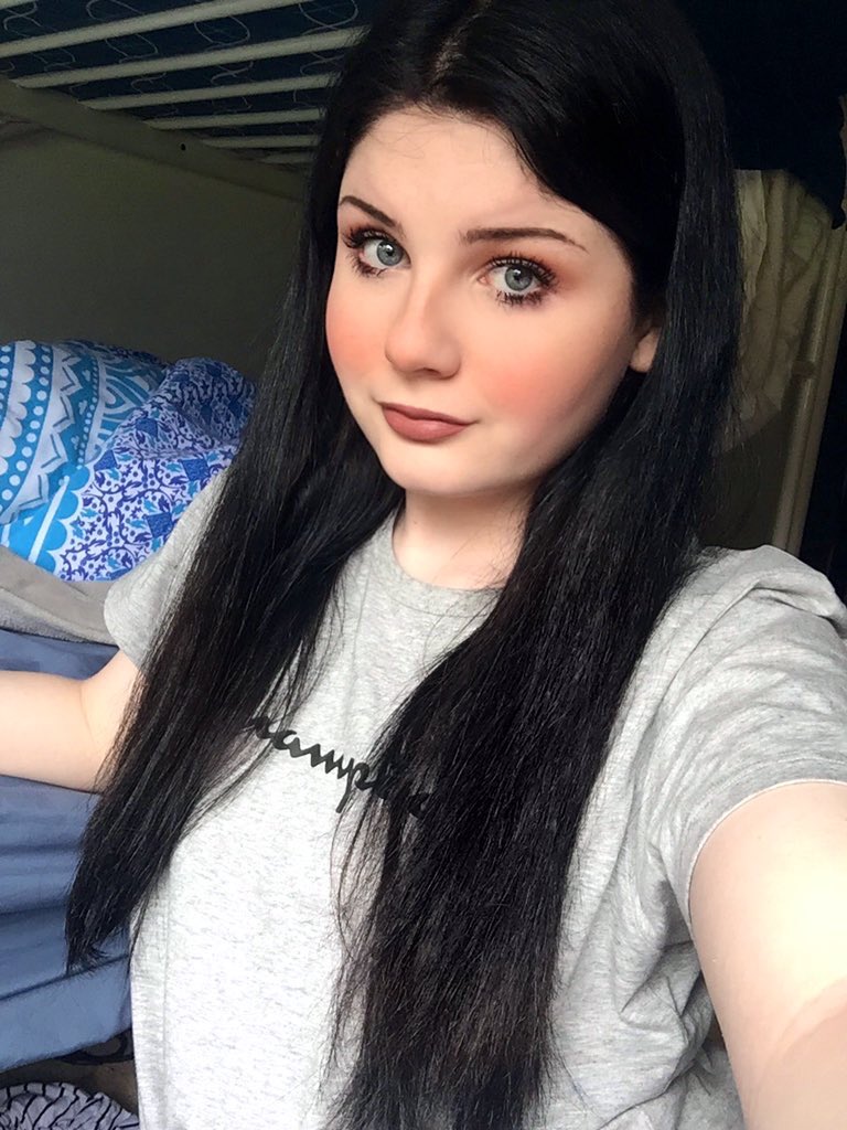 maddymouse's tweet photo. 18 vs 25 😅 https://t.co/IFYUdivoC2