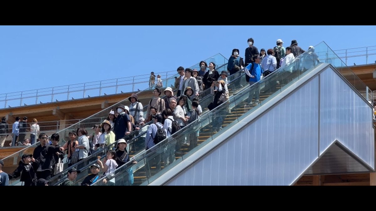 expo_udf's tweet photo. 『オトナ帝国の逆襲』は元祖、調和の広場の
エスカレーターを上がり
太陽の塔を見上げるカットから始まるんだけど

私たちも万博で同じ体験をしているので
25年経った今でも、あの冒頭で表現しようとした
高揚感に共感できるのです

ちなみにエスカレーターは
1900年パリ万国をきっかけに広まりました https://t.co/fEW0RUkf43