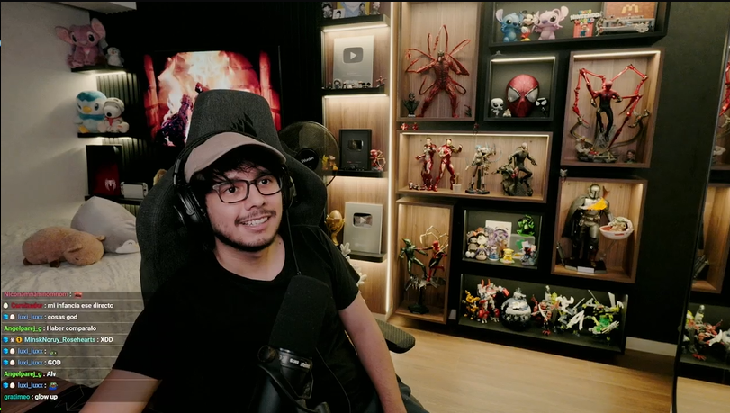 130_mako's tweet photo. Streamer muestra muy feliz su colección de juguetes 💜✨ https://t.co/ZRxNPWsDaT