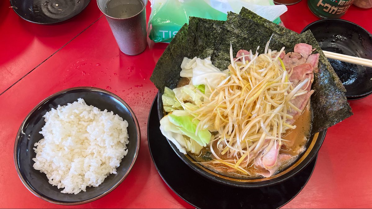 atsumo33's tweet photo. 1850円➕駐車場660円
２回目の #王道家
店の偉い人っぽい方がご飯の硬さ調べるのに試食
一口サイズをとりすぎたのか半分食べて半分すてた🤢
崎陽軒の米つぶ問題が嫌な自分にとっては減点🥺繁盛店になると細かいことは気にしてられんのかな？駐車場で辱め問題さっぴいてもまだ個人的に厚木家が総合一位 https://t.co/39drThSAf7