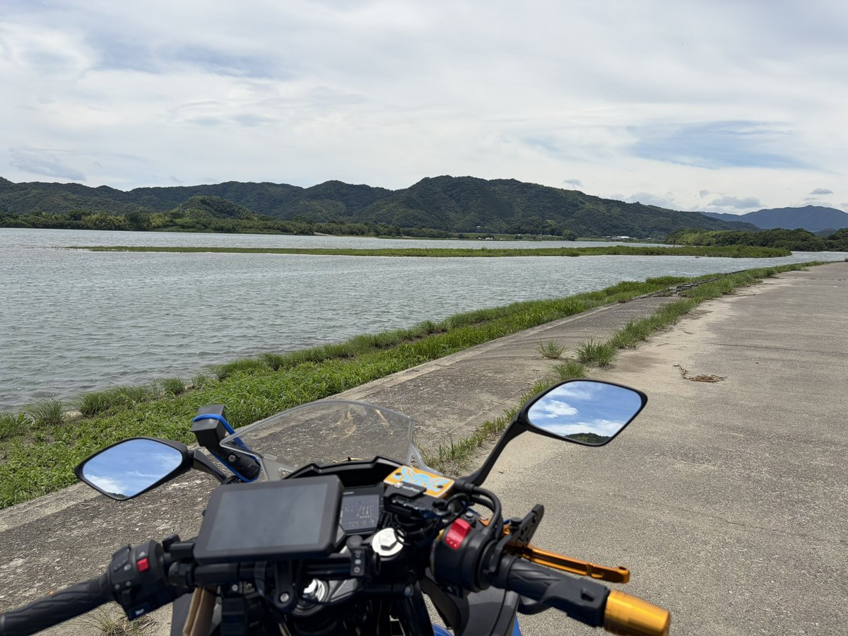 GDexta's tweet photo. 馬刺しを買いに行くついでに、仁淀川見に来た(*´艸`)もうすでに！バイク暑すぎ🥵
 #お買い物  #仁淀川  #バイク https://t.co/hPR1oG5xeI