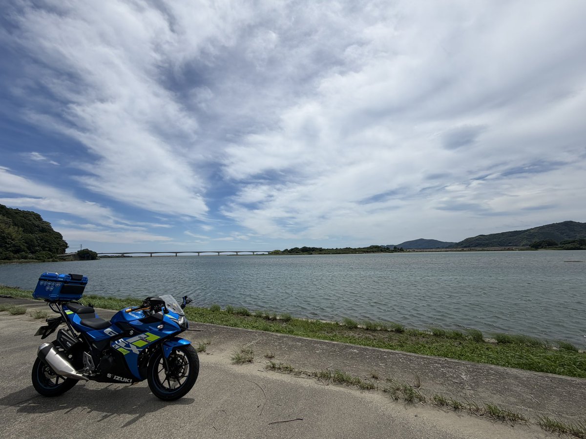 GDexta's tweet photo. 馬刺しを買いに行くついでに、仁淀川見に来た(*´艸`)もうすでに！バイク暑すぎ🥵
 #お買い物  #仁淀川  #バイク https://t.co/hPR1oG5xeI