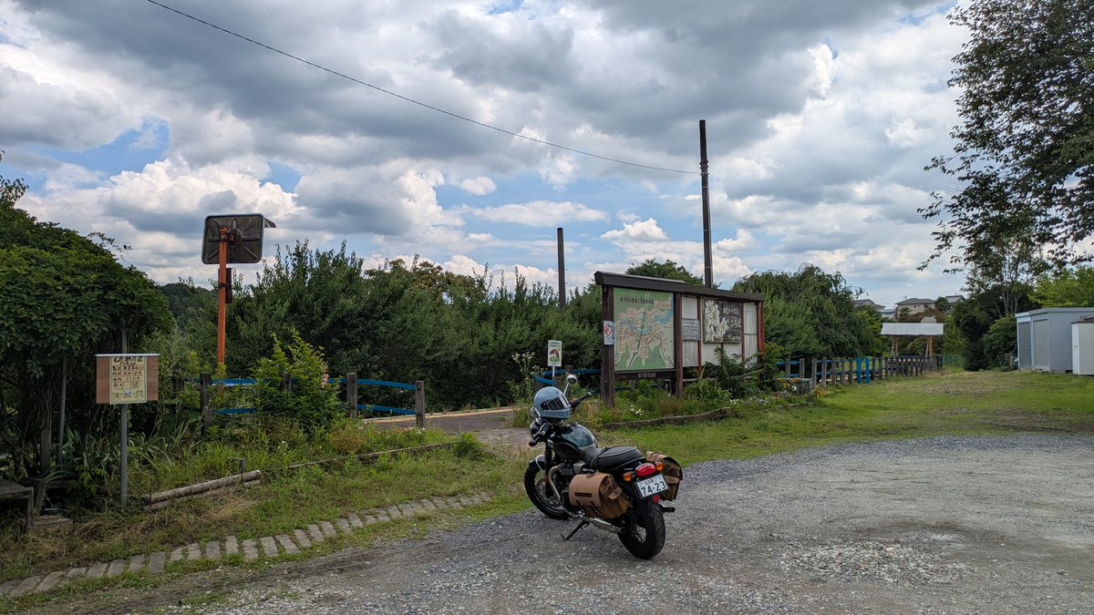 t_kamono's tweet photo. 愛知県豊田市 枝下駅跡 に到着。
先客帰っていくのを見届けて1人手押しトロッコで遊ぶおじさん。
けっこう軽々動く。
おじさんでも楽しいぞ。 https://t.co/2JwDnXGfNM