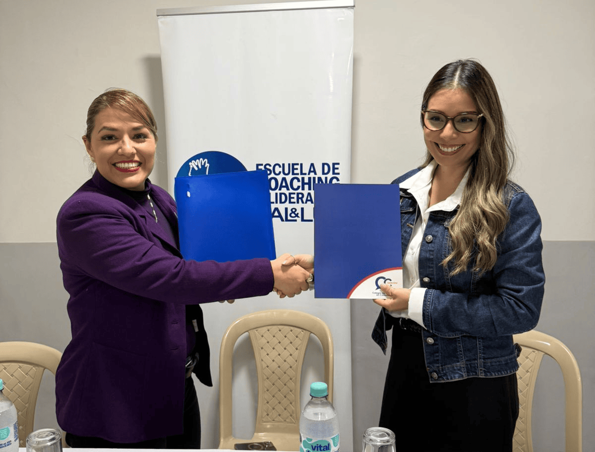 CPCSCZ's tweet photo. El Colegio de Profesionales en Comunicación de Santa Cruz firmó un convenio interinstitucional con la Escuela de Coaching y Liderazgo Sal y Luz, con el objetivo de generar nuevas oportunidades de capacitación y beneficios para sus afiliados. https://t.co/gVlGG2GTGz