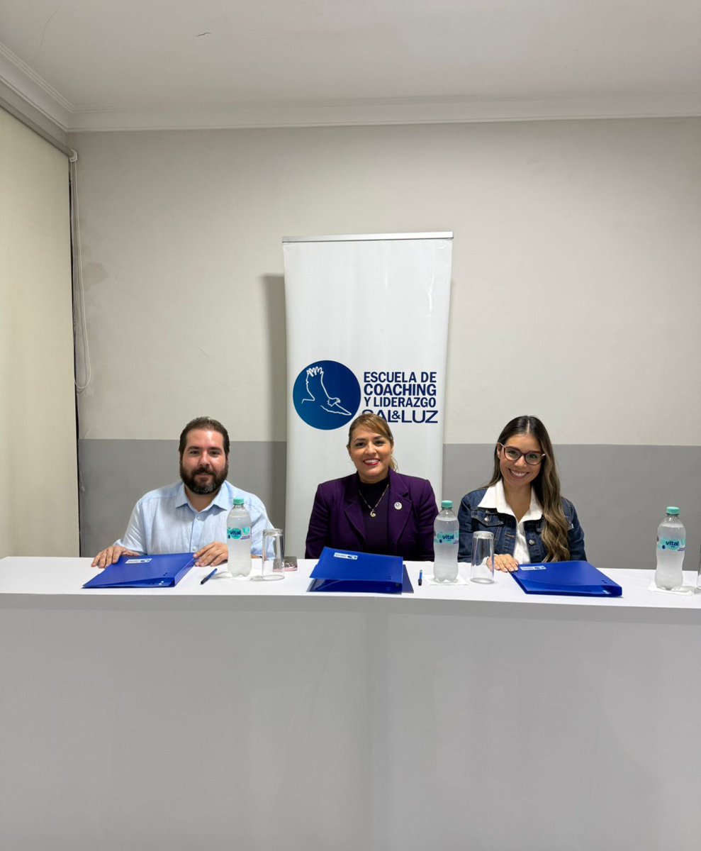 CPCSCZ's tweet photo. El Colegio de Profesionales en Comunicación de Santa Cruz firmó un convenio interinstitucional con la Escuela de Coaching y Liderazgo Sal y Luz, con el objetivo de generar nuevas oportunidades de capacitación y beneficios para sus afiliados. https://t.co/gVlGG2GTGz