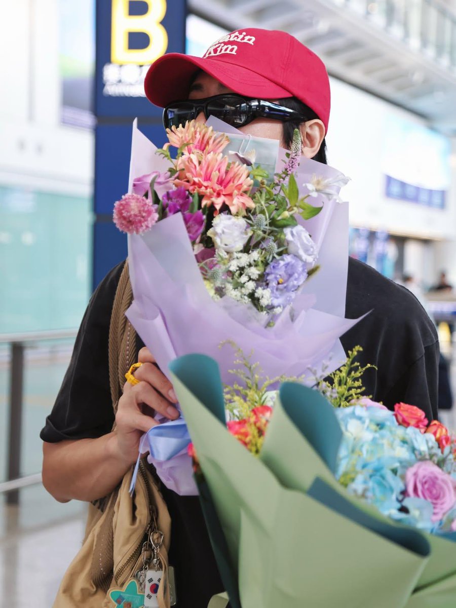 ThankyusArg1's tweet photo. [FOTOS] KIM KYU JONG AEROPUERTO HONG KONG  🥰💛🐻

Tan lindas las fans recibiendo le con ramos de  flores a nuestro Precious One 💛🥰

[Creditos IG joo_nana224]
[Posby  : ThankyuArg1] 

[Por favor si re publican la información pongan  sus créditos correspondientes respetemos] https://t.co/piASiTZ75F