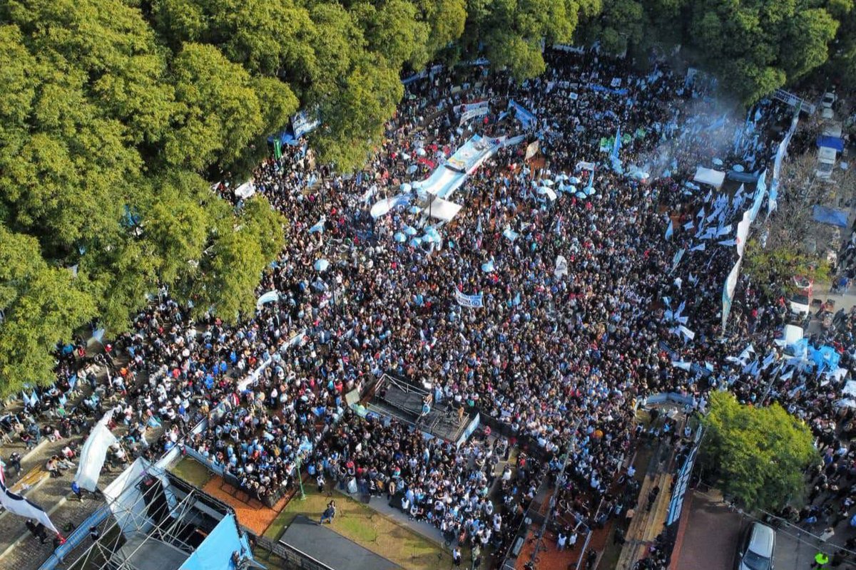 Sabbatella's tweet photo. 🇦🇷 NUESTRA DEMOCRACIA TIENE UNA PROFUNDA HERIDA, Y NECESITA QUE CRISTINA ESTÉ LIBRE Y PUEDA SER CANDIDATA

En este Día de la Bandera, nos convocamos en Parque Lezama en un banderazo exigiendo la libertad de la principal líder del campo popular, Cristina Fernández de Kirchner. Más tarde, nos movilizamos hasta San José 1111 para saludarla y ratificar de manera unánime nuestro reclamo de justicia.

Cristina sufre hoy una persecución injusta, una condena arbitraria y una proscripción que funciona como la venganza histórica de los sectores de poder frente a las conquistas y la dignidad que nuestro Pueblo alcanzó durante sus gobiernos. Le temen a su rol en el presente porque saben perfectamente que, con ella libre y en la cancha, no podrían llevar adelante el saqueo cruel y voraz que hoy padece la Argentina.

Pero sobre todo, le tienen pánico a su rol en el futuro. Es el amor del Pueblo contra el odio de las élites que ven en riesgo sus privilegios. Quieren mantenerla proscripta porque su liderazgo, respaldado por la historia y vigente en el presente, es el único capaz de iluminar un futuro con justicia social. Frente a quienes intentan apagar la esperanza de la patria, nosotros seguimos de pie, exigiendo su libertad y defendiendo la democracia.

#CristinaLibre