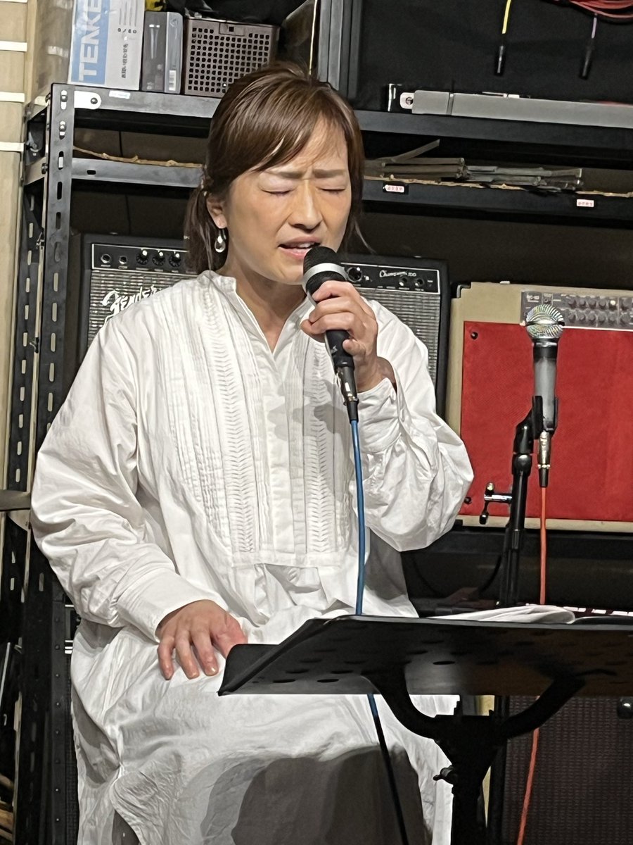BERTIE91029815's tweet photo. 木曜は東心斎橋の
『ドアーズ・イン・ヘヴン』へ
『第25回 ××倶楽部』を
見に行きました。

4番目はいとっち。
ギターのひろっちさんは
このイベントの常連さんな
気がします。
出る度にボーカルさんが
違う気がするけど。

お得意なドリカムの曲から
始まりました。 https://t.co/uszCsSnxlA