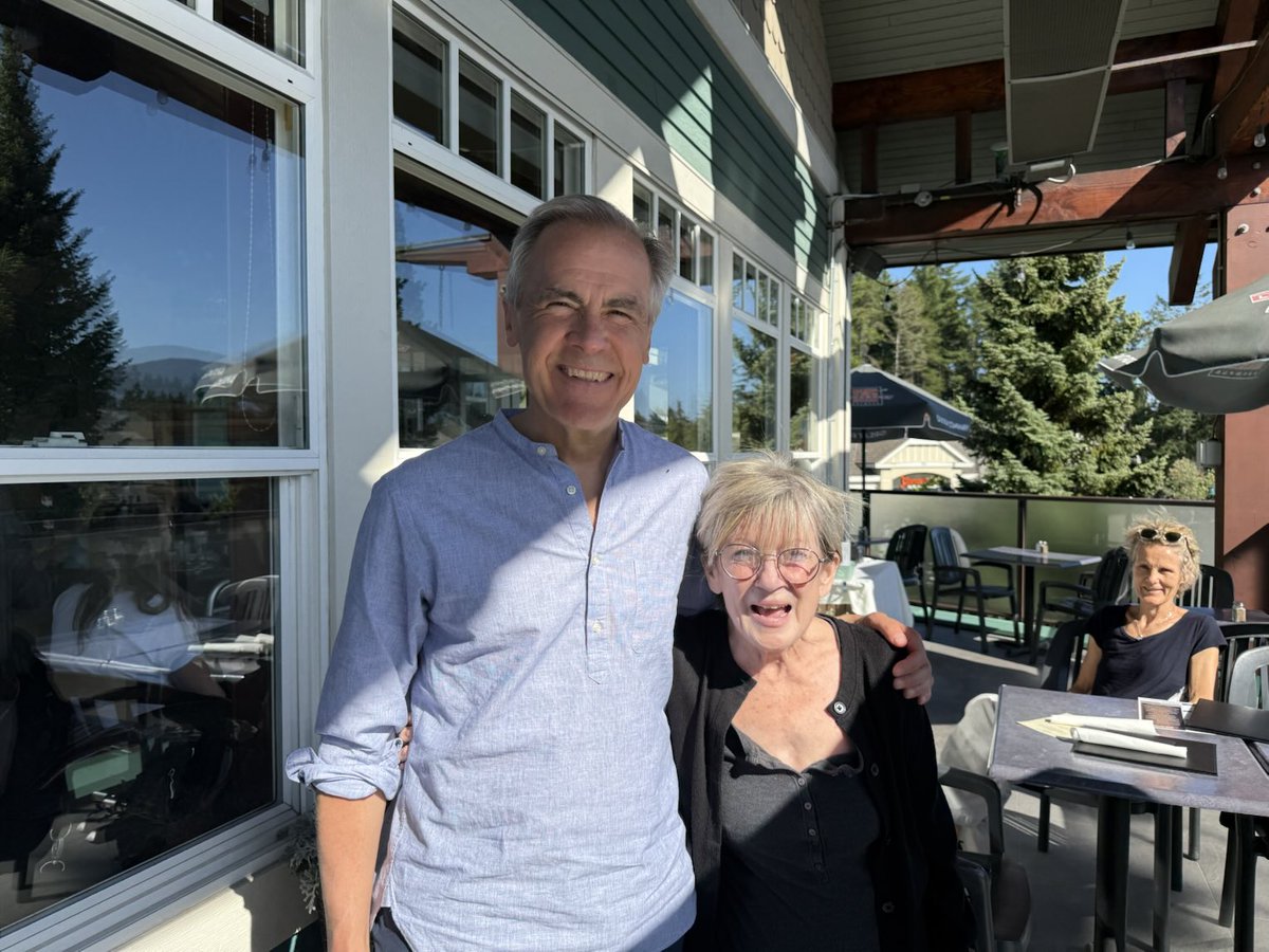 CailinasEirinn's tweet photo. Ran into the PM at Longwood Brew Pub. Yay!!! https://t.co/cLmzqhk8IL