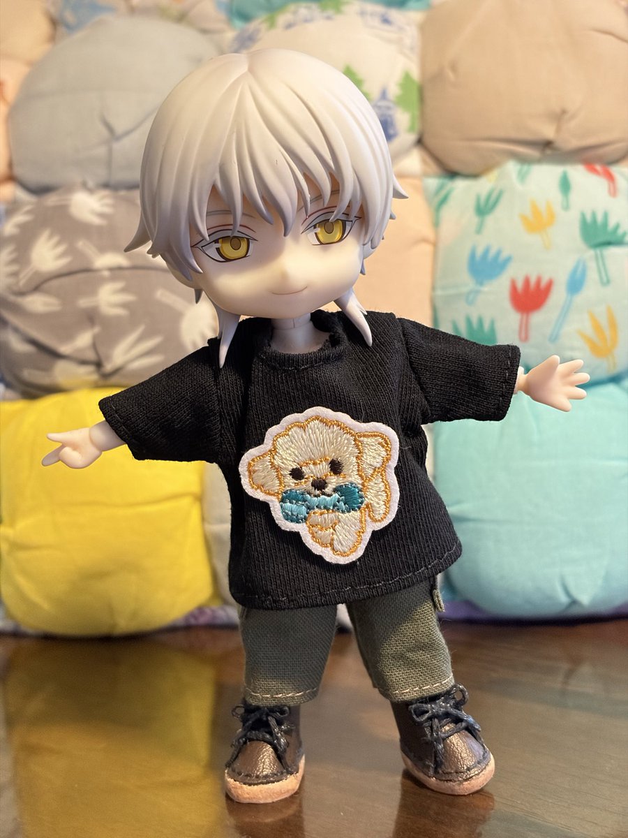 mochiusa_saniwa's tweet photo. セリアで1/12サイズのTシャツとミニワッペン購入して買って、デザインTシャツ作成しました♪一回水通しすると、細かいゴミが取れて少し縮みます。ねんドールはそれでちょうどいいです。黒は生地が2種あったみたい。
#ねんどろ刀剣男士
#ねんどろいどどーる https://t.co/6OlUzop0oq