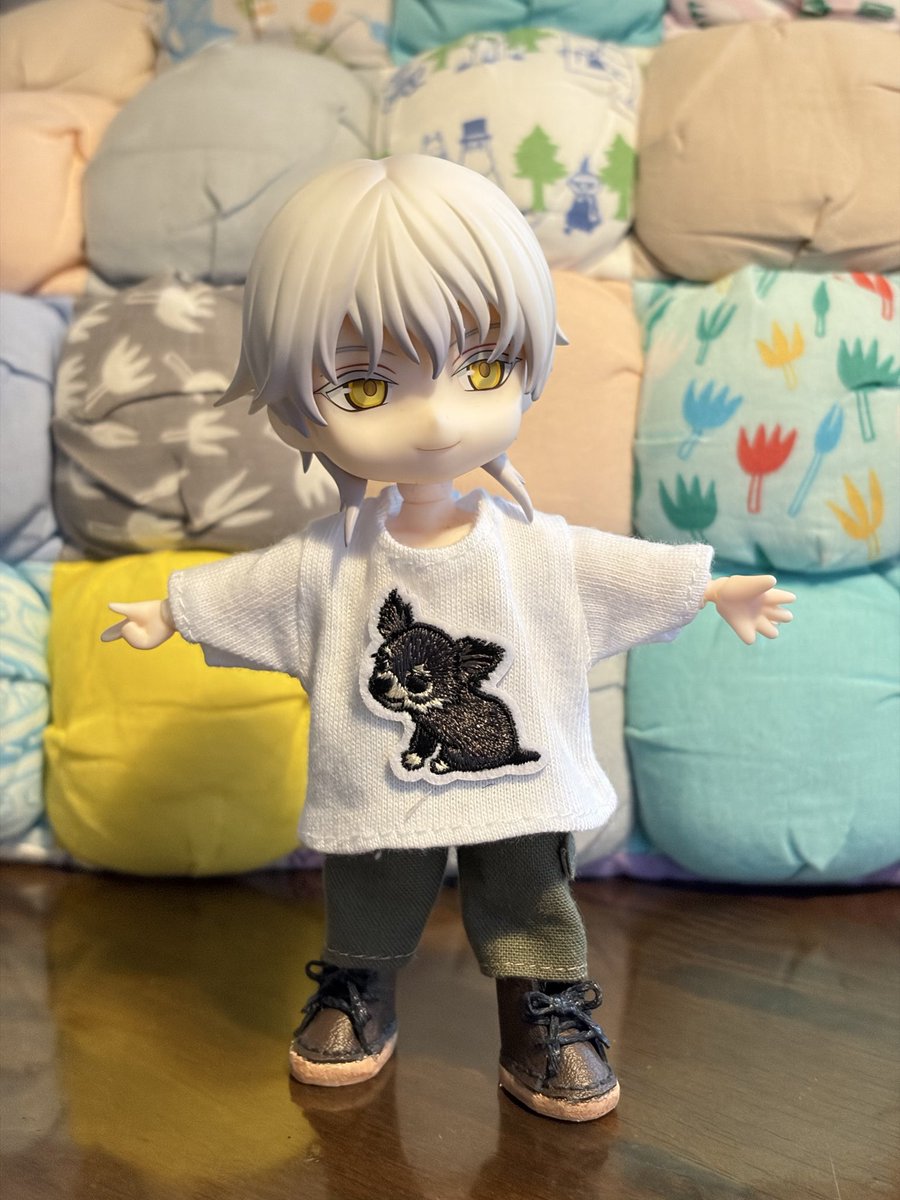 mochiusa_saniwa's tweet photo. セリアで1/12サイズのTシャツとミニワッペン購入して買って、デザインTシャツ作成しました♪一回水通しすると、細かいゴミが取れて少し縮みます。ねんドールはそれでちょうどいいです。黒は生地が2種あったみたい。
#ねんどろ刀剣男士
#ねんどろいどどーる https://t.co/6OlUzop0oq