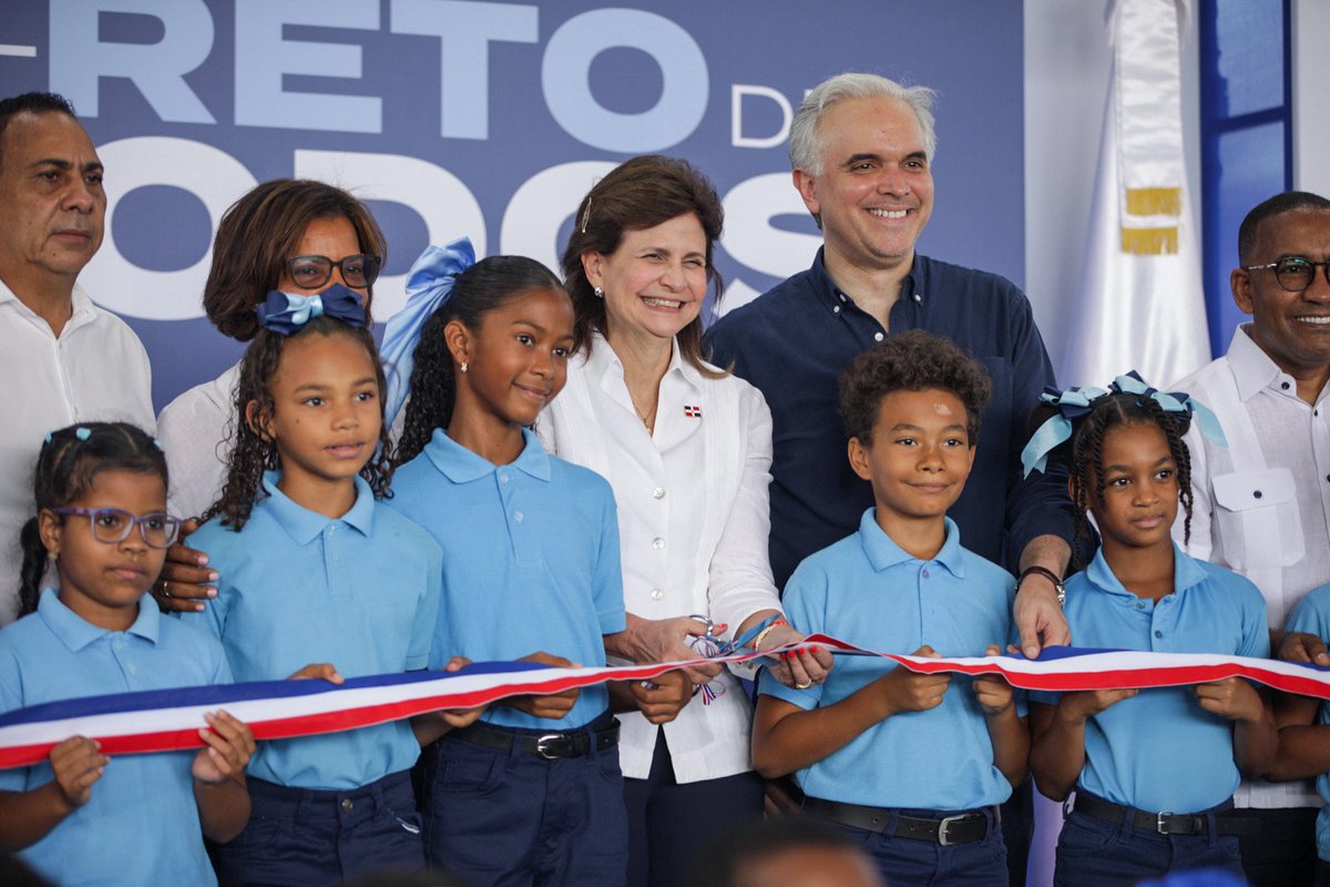 ViceRDo's tweet photo. Más de 700 estudiantes de Bayaguana contarán con un espacio adecuado para la práctica deportiva y la realización de actividades escolares, gracias a la inauguración del techado de la cancha del Centro Educativo José Pantaleón Castillo.

Esta obra, entregada junto al Ministerio de Educación (@EducacionRDo), contribuye al fortalecimiento de la infraestructura educativa y crea mejores condiciones para la formación de nuestros niños, niñas y jóvenes.

#RaquelPeña
#VicepresidenciaRD