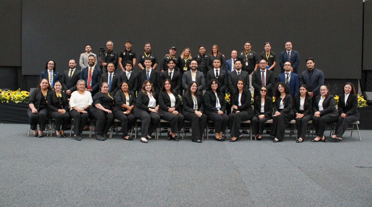 UNAH_Rectoria's tweet photo. Este es el equipo que en cada graduación y otros eventos hacen posible que el solemne acto salga a la altura y como lo merece cada graduado. Agradezco a este gran equipo de la Dirección de comunicaciones, @TVUNAH y  Presencia Universitaria. 

En todo evento siempre hay un gran equipo que en silencio trabaja sin ser visibles, pero que sin ese gran apoyo, no se lograría. Gracias al enorme equipo de trabajo de la @UNAHoficial junto con los voluntarios que cada vez se suman más. #LaNuevaHistoriaSigue