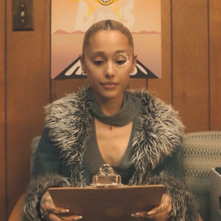 TheGrandeTop10's tweet photo. 🚨‘we can’t be friends (wait for your love)’ is the 5th song by a female artist this decade to spend at least 800 days on the Spotify Global Chart https://t.co/NQbis3fWPF