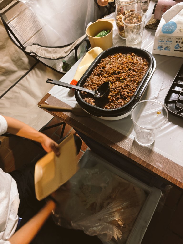 fastcircle's tweet photo. カレーやパンなどが出店されてた😄
両方美味しかった〜🥰🥰
キャノンボール、カレー食べながら変顔〜（笑） https://t.co/NhB18IRK8T