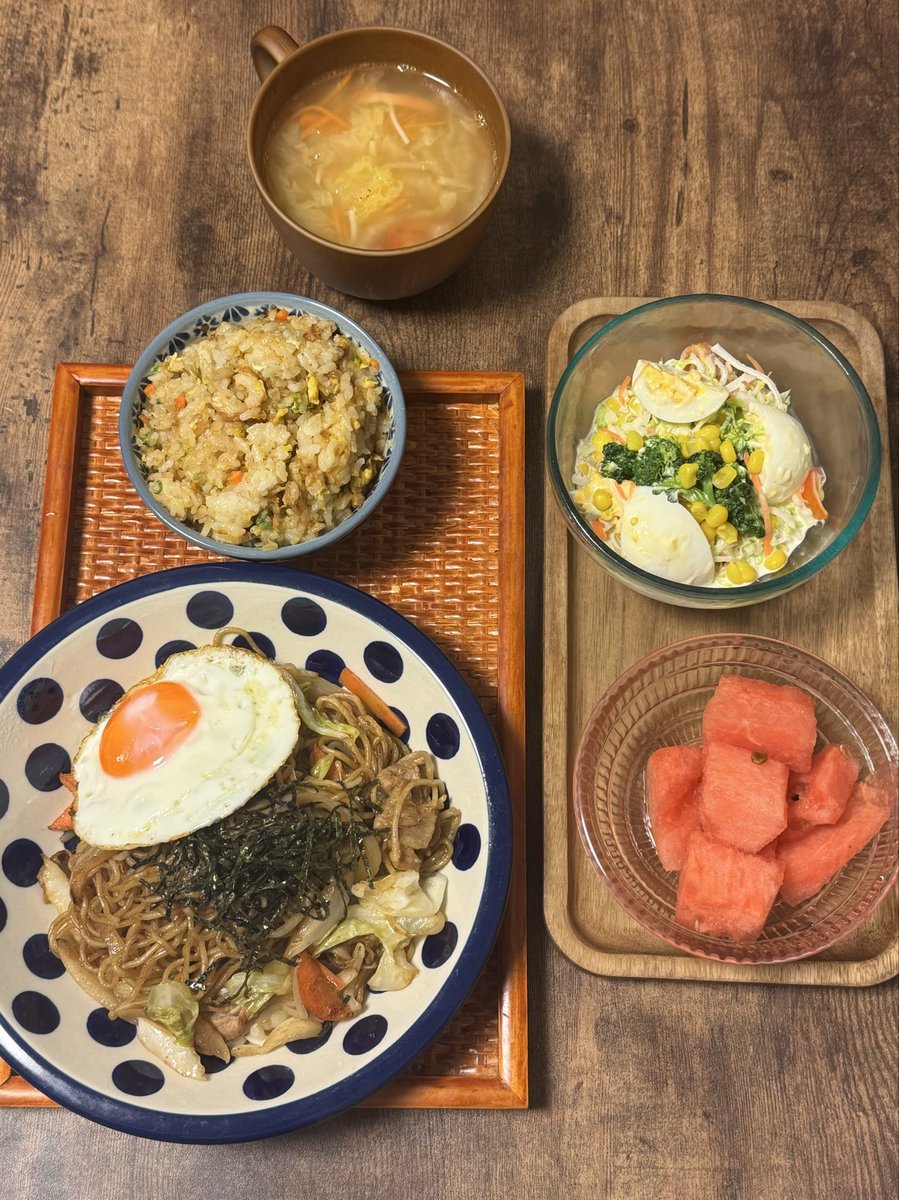 beagle_135's tweet photo. 昨夜のごはん🍚
炒飯と焼きそばです

お店で見つけた
ジョンソンヴィルは
焼いて私のおつまみに🍺
美��しかったです https://t.co/th35s5tyzz