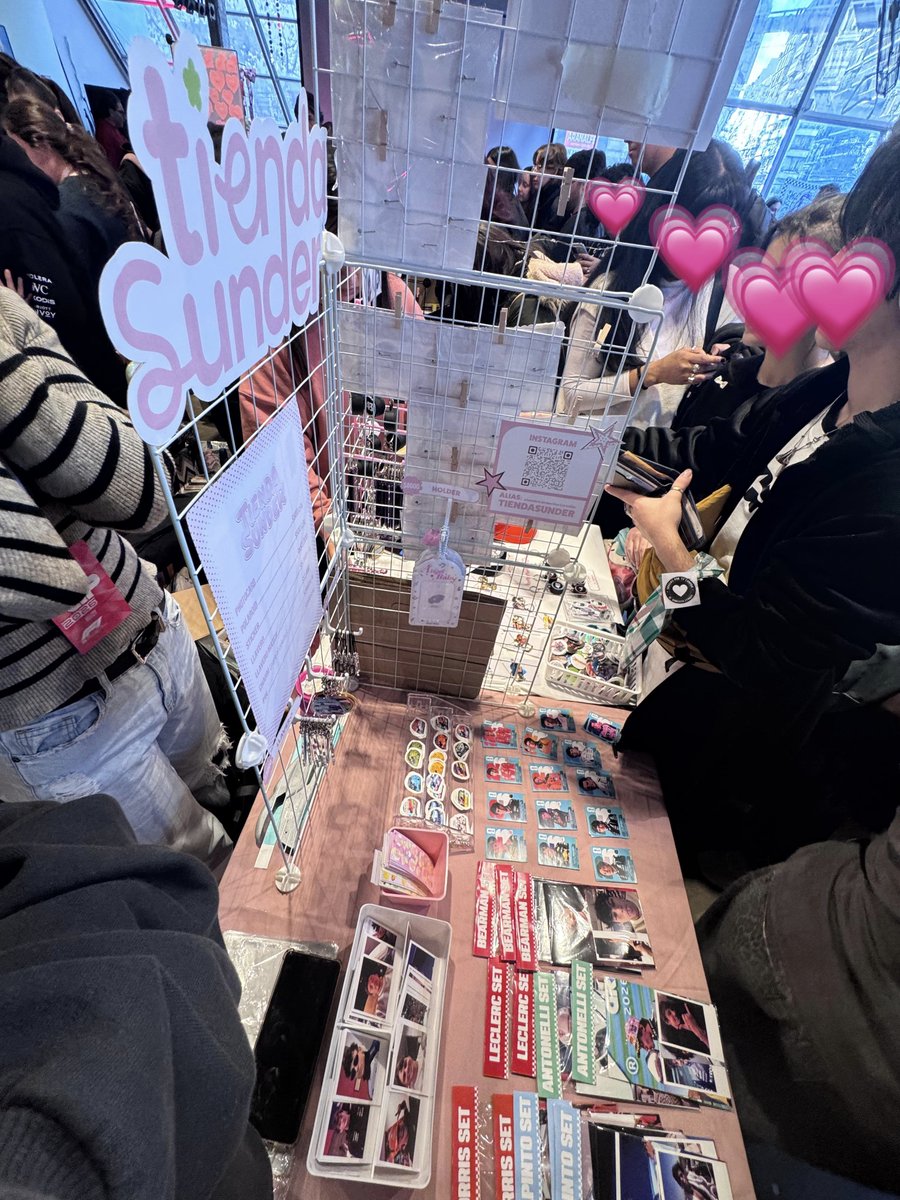 bffmatthew's tweet photo. GRACIAS a las personas que pasaron a comprar en el stand hoy en @Formuferia ❤️‍🔥 https://t.co/F6mujn3p6K