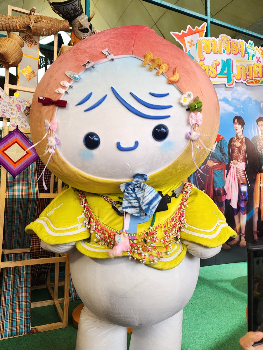 atinak_kanita's tweet photo. ไม่เคยคิดว่าตุ๊กตาจะทำให้รู้สึกแบบนี้ 🥰
ยืนงงในดงมนุษย์อยู่จุดนั้น
อยู่ ๆ ก็มีพี่สตาฟพาสองก้อนเดินออกมาตรงที่ยืนอยู่ข้างหน้าเลย

ผมยืนข้างหน้าพูดไม่ออก หน้ากลม ๆ ตากลม ๆ สีลูกชุบ ทำผมยิ้มค้างอยู่อย่างนั้น มองก้อนอ้วมทำนั่นนี่ไปมากับเชฟพี่เอ๋

จนนีนี่มายืนข้างหน้า ก็ยังยืนยิ้มค้างอยู่  ยกมือถือกดรูปเรนนี่มาสองแชะ ละผมก็ยืนยิ้มแฉ่งมองลูกชุบอ้วมไปอีกสักพัก แบบไม่ได้พูดอะไร 

ตอนยืนอยู่ก็แอบแปลกใจมวลความสุขในใจที่เกิดขึ้น ตอนเด็ก ๆ แทบไม่เคยเล่นตุ๊กตาเลยทำตัวไม่ถูก แต่เด็กอ้วมทำงานกับใจมากก 
@Rainy_Domundi  ขอบคุณอ้วมแสนซนคนสวยนะคะ 💧🌧☔️
#RainyTF
#เรนนี่

KHEMJIRA CHIANGMAI TOUR
#KhemjiraInChiangmai