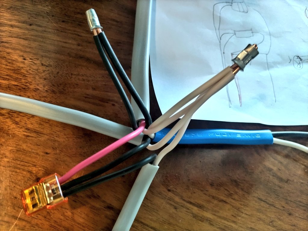BPM1904's tweet photo. 候補問題No.10（初回）　26分作業完了、確認後修正無し！
・流石に練習前にコンセント部の配線は予習、パイロットランプとコンセントのアースを取るとこ注意
・中のも圧着工具の根元を持ちながら、片手は配線持ちながらやれば安定

もうちょいコンセントの配線綺麗にしたい（笑） https://t.co/ZwrRRlEVm5