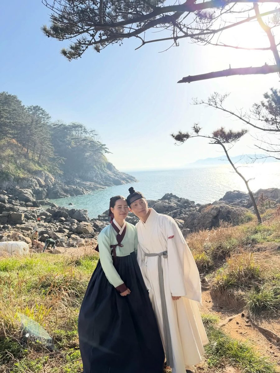 o__yoonseul__o's tweet photo. 朝鮮時代は矢が1本刺さったくらいで死なないしね、そして海に落ちて目覚めたら大概記憶が無くなってるからイヒョンも記憶ないダンシムを受け入れられたはずだし、大概助けてくれた人に恋とかするからダンシムはイヒョンに改めて恋をして2人で幸せに過ごしてるんだよね😌ｳﾝｳﾝ
#素晴らしき新世界 https://t.co/5Hp03lhZAE