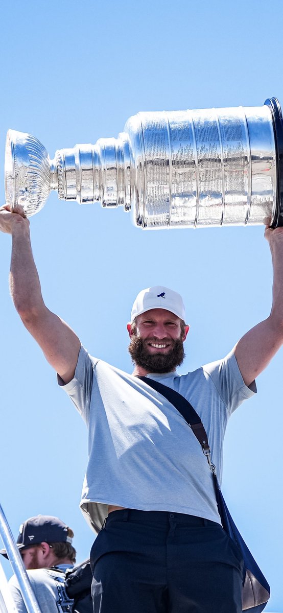 WalletInspecto4's tweet photo. @Colteastwood Hey Colt, just wanted to say, Congrats on Winning the Stanley Cup! 😆🍻👇🏽 https://t.co/0kK4FCXOLm