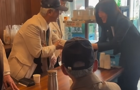 juhyeon6749's tweet photo. 70년 전에 선불 하셨습니다.

어르신 한분이 손을 떨며 종이 한장을 내미시는데

이 종이 하나면 공짜라는데... 진짜입니까..?

놀랍게도 사장님은 흔쾌히 국밥을 가져오심

알고보니 이 평범하게 생긴 국밥집은 

모든 국가 유공자분들께 국밥을 평생 무료 제공하고 있었음

심지어 꽃을 드리는 감사표현도 잊지 않으셨는데

놀라운 점은 여기서 끝이 아님

전국 각지에서 이 소식을 듣고 몰려온

전국민들의 기부쇼가 이어지기 시작한 것

시민들은 몰래 쌀이나 생필품을 두고 도망을 가거나

돈을 받지 않는 사장님 몰래 식탁위에 돈을 놓고 갔고

건물주분께서는 월세를 내려주셨으며

재벌3세, 고위직 공무원, 정치인 가림없이 식당을 방문하여 
격려함

물론 이렇게 받은 것들 마저 다시 베풀며

지금까지도 선행을 이어가고 있다고..