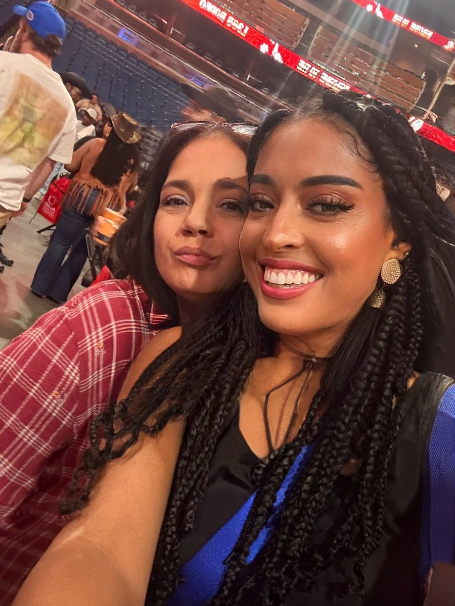MimiMala1's tweet photo. Absolutely phenomenal! ✨ Shout Out to my Orlando Magic family for an unforgettable memories! 💙🏀 @mimimala1 @orlandomagic @nba #mimimala #explorepage✨ https://t.co/UrOb7pkDZb