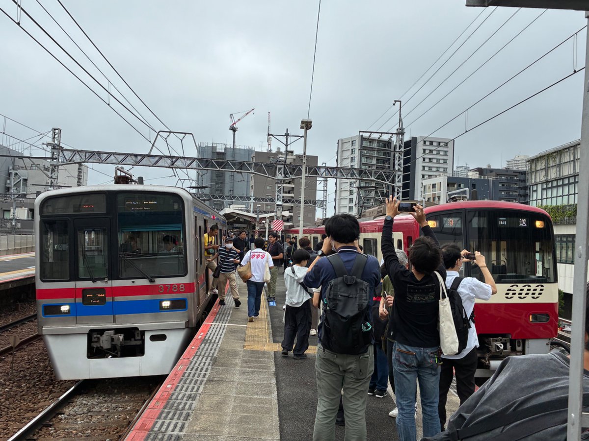 SyunMaki's tweet photo. 6/21
回98H 貸切 京急601編成。
京急電鉄車両で巡る京成線ツアー
京成上野駅送り込み回送。

1999年まで行われた定期運用で入った京急600形が久々に京成上野にやって来たイベント。
その送り込みが行われて千住大橋で退避を行うシーン。 https://t.co/y9dIeEh3AC