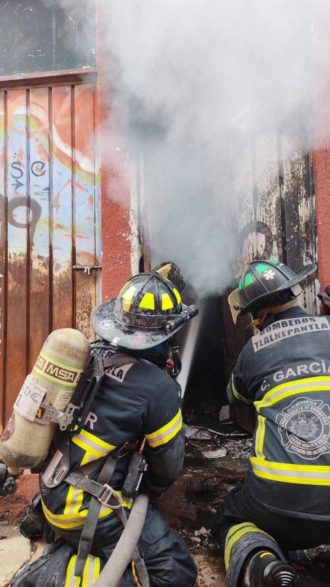 Informatlalne's tweet photo. 🟠 Sofocan incendio en vivienda abandonada. 
​Bomberos de #Tlalnepantla controlaron un incendio en una casa abandonada de la colonia Santa Cecilia. No se reportan personas lesionadas. https://t.co/KmcYFUevib