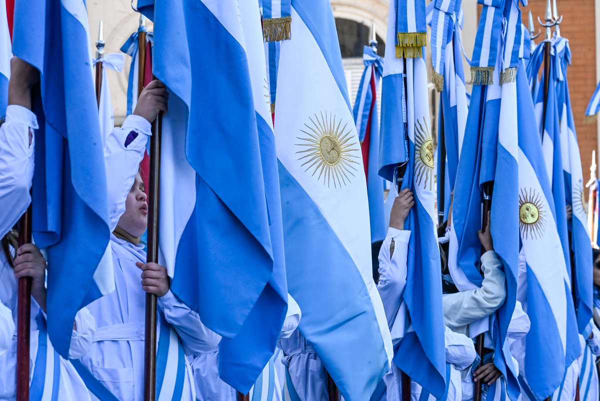 caceresergio's tweet photo. Hoy acompañamos el tradicional izamiento de la Bandera Nacional y la promesa de lealtad de cientos de alumnos y alumnas de Paraná. Un momento cargado de emoción, identidad y compromiso con los valores que nos unen como argentinos.

Que nunca perdamos la capacidad de emocionarnos frente a nuestra bandera y de transmitir a las nuevas generaciones el orgullo de construir una patria más justa y solidaria. 💙🤍💙