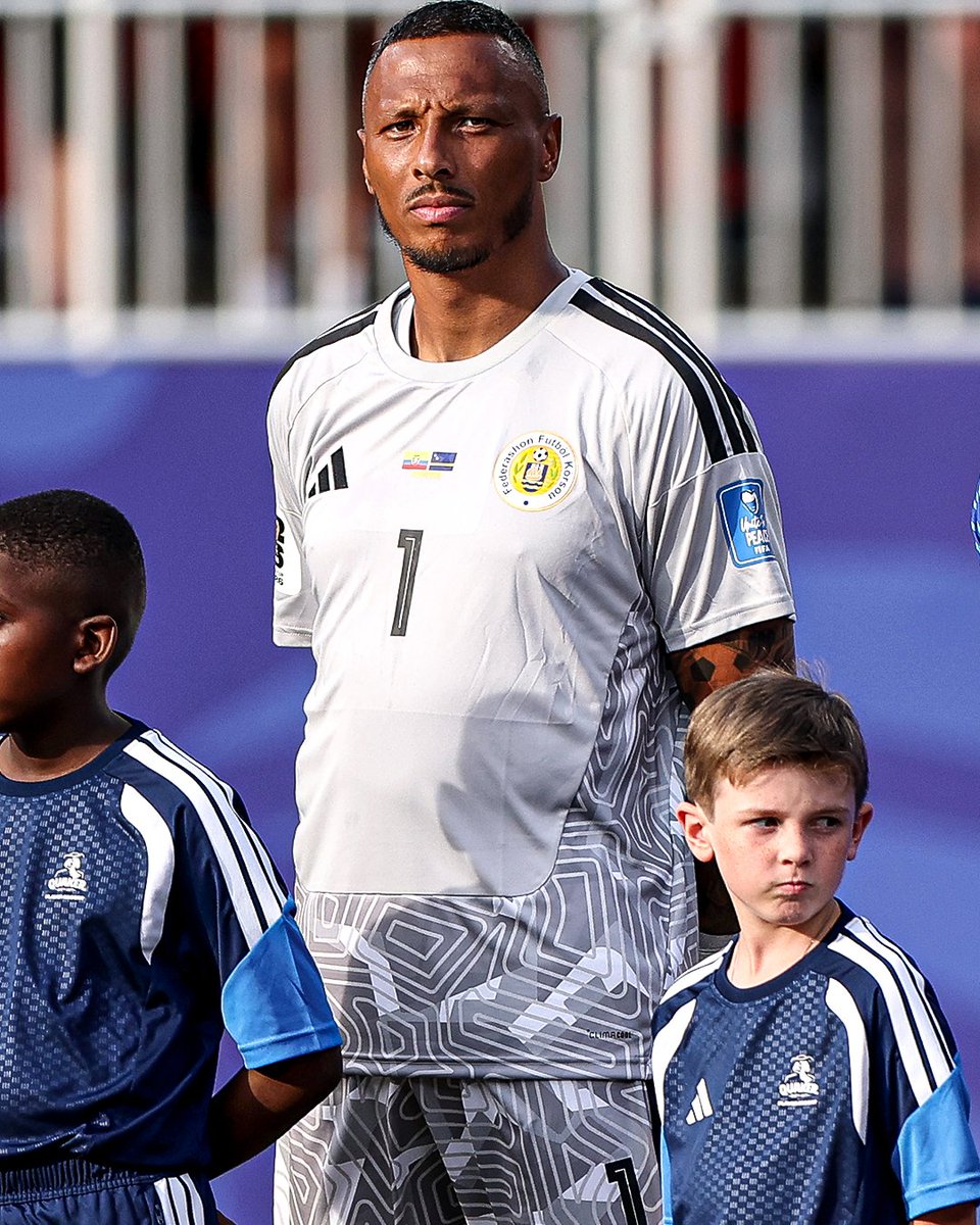 OneFootball's tweet photo. 37-year-old Eloy Room is standing on his head!🧤🇨🇼

6 saves in the first half to keep Curaçao level with Ecuador, unreal performance 🤯🔥 https://t.co/MrfogJBXNK